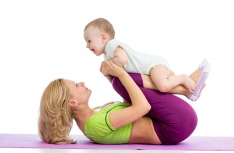 Por qué los bebés -y sus padres- pueden beneficiarse de hacer yoga